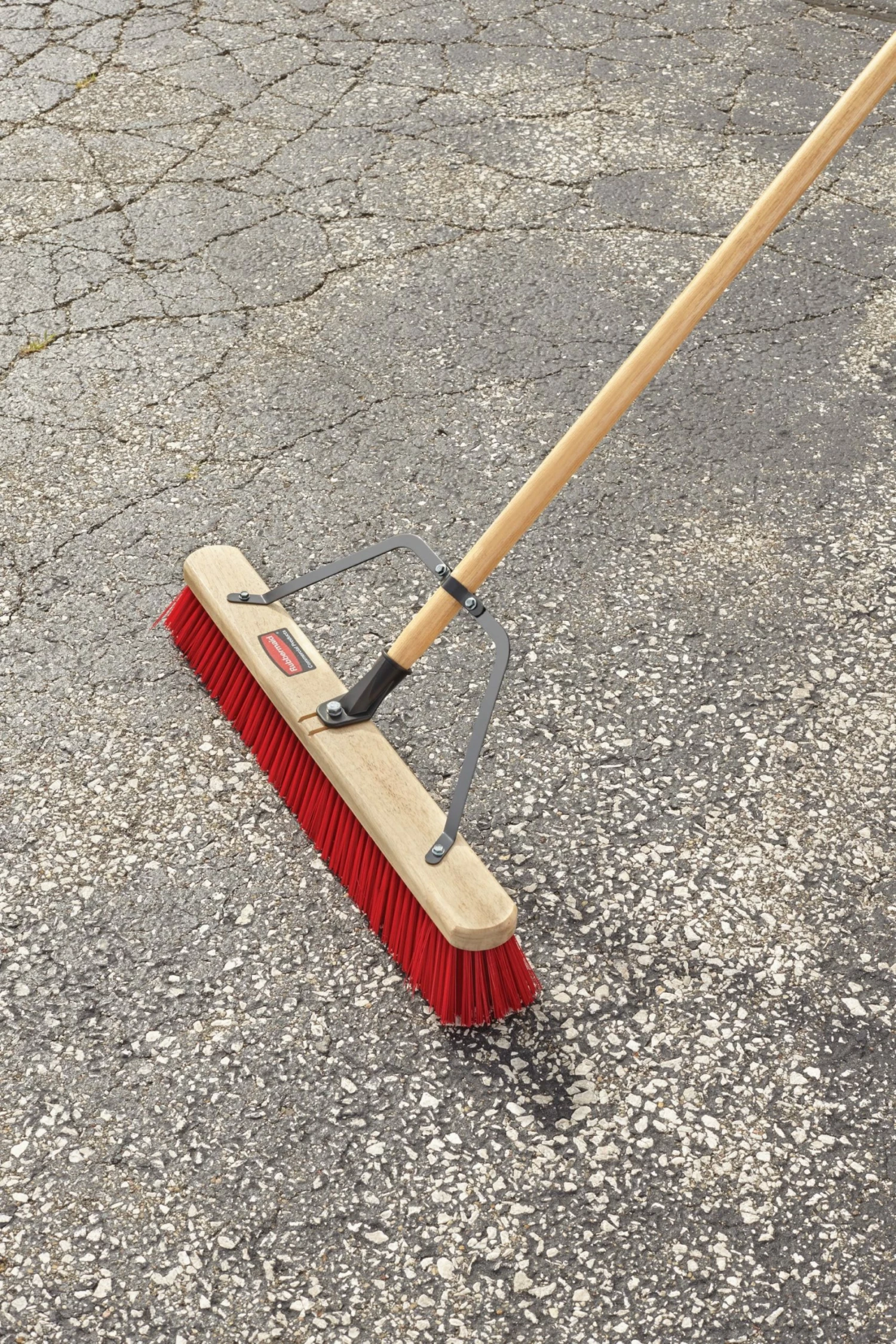 Rubbermaid Commercial Products Brooms 24-in Poly Fiber Push to Center Push Broom 6 Rubbermaid Commercial Products Brooms 24-in Poly Fiber Push to Center Push Broom - Image 4