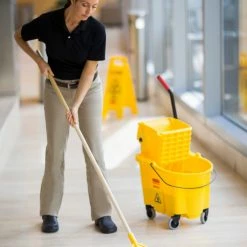 Rubbermaid Commercial Products Mop Wringer Buckets WaveBrake 35-Quart Commercial Mop Wringer Bucket with Wheels -Swiffer Online Trade 44727936 scaled